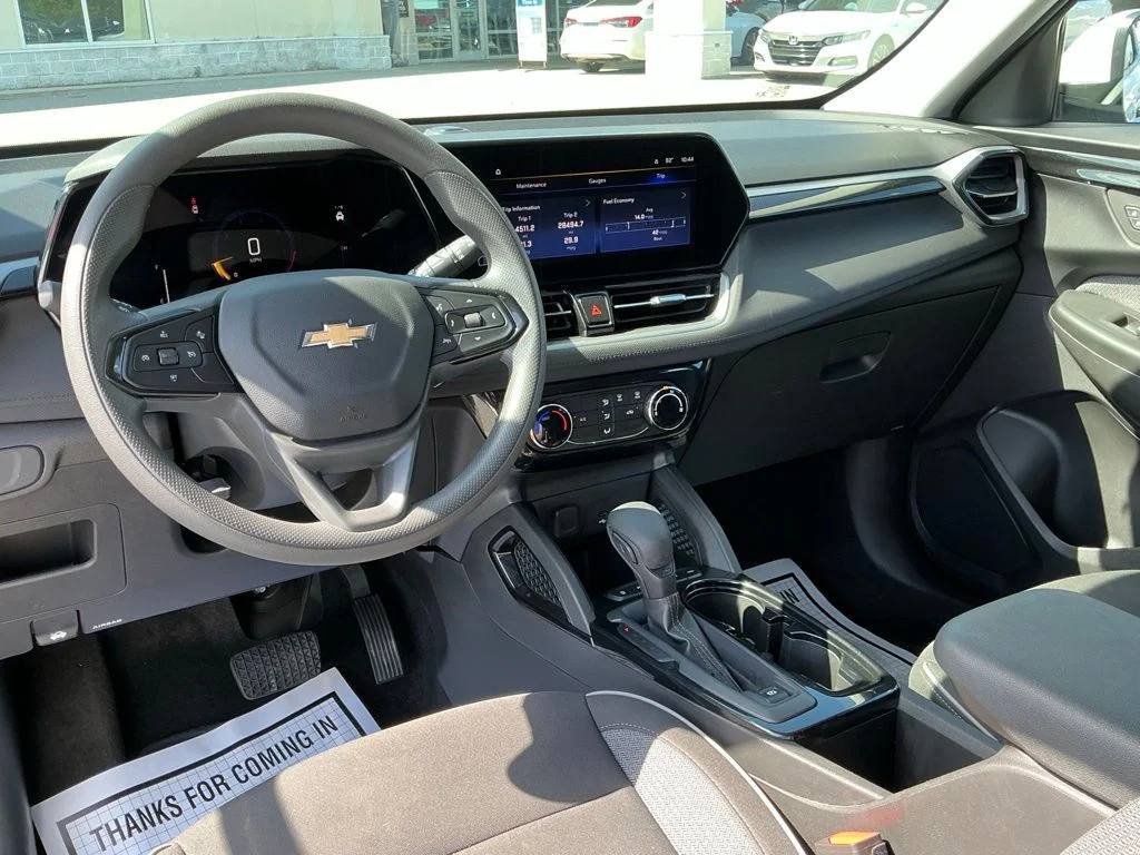 Used 2025 White Chevrolet LT image 27
