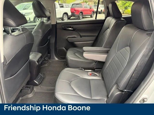 Used 2020 Silver Toyota XLE image 36