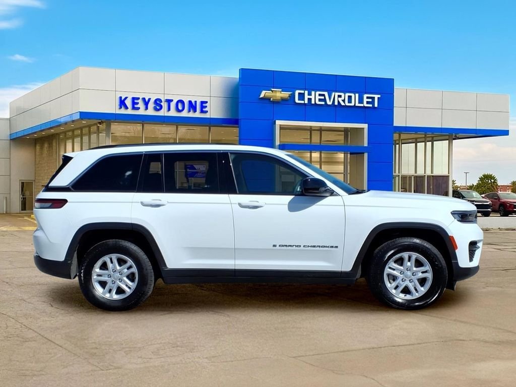 Used 2024 White Jeep Laredo image 8