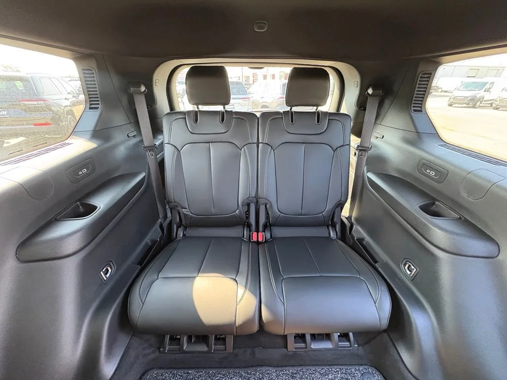 New 2026 Bright White Clear-Coat Exterior Paint Jeep  image 28