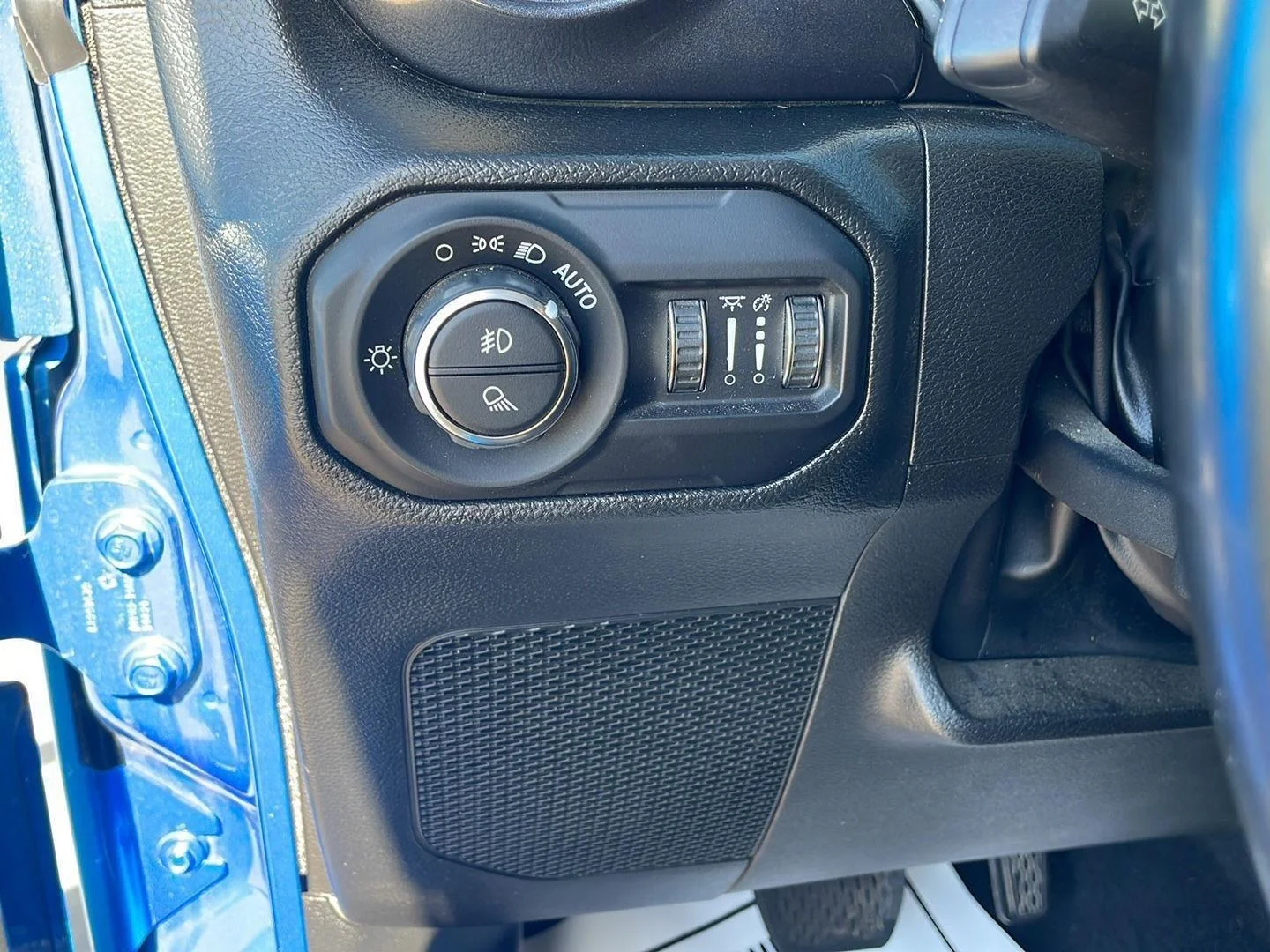 Used 2022 Hydro Blue Pearlcoat Jeep Altitude image 16
