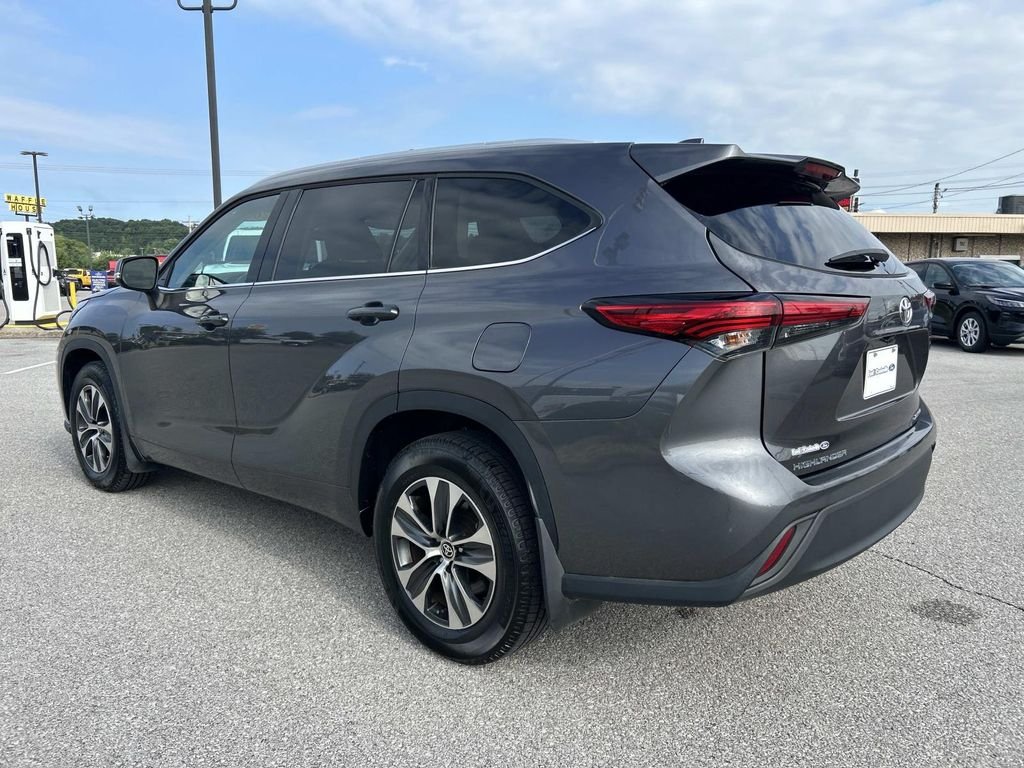 Certified Used 2022 Magnetic Gray Metallic Toyota XLE image 5