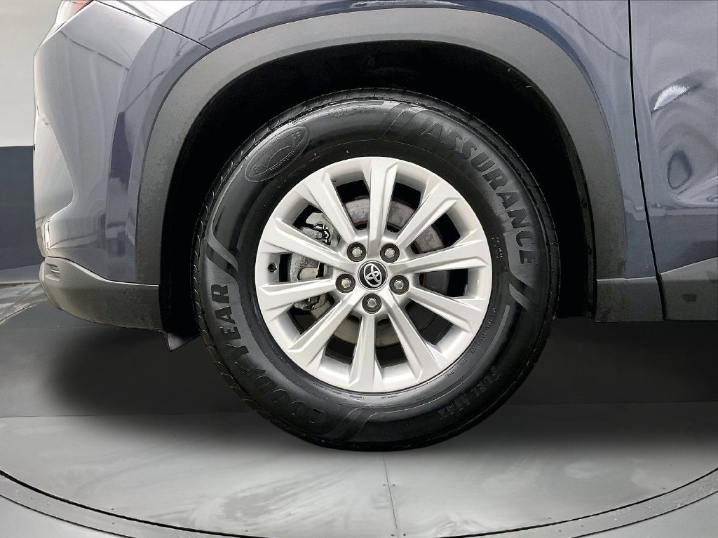 Used 2025 White Toyota XLE image 13