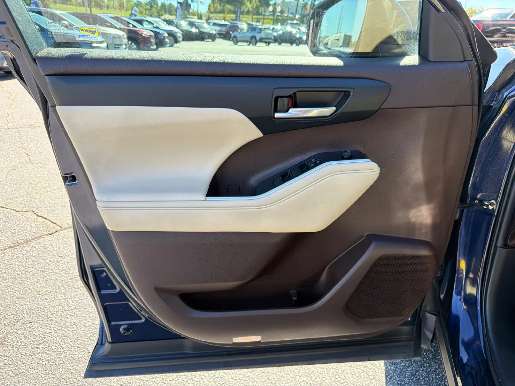 Used 2022 Blue Toyota XLE image 10