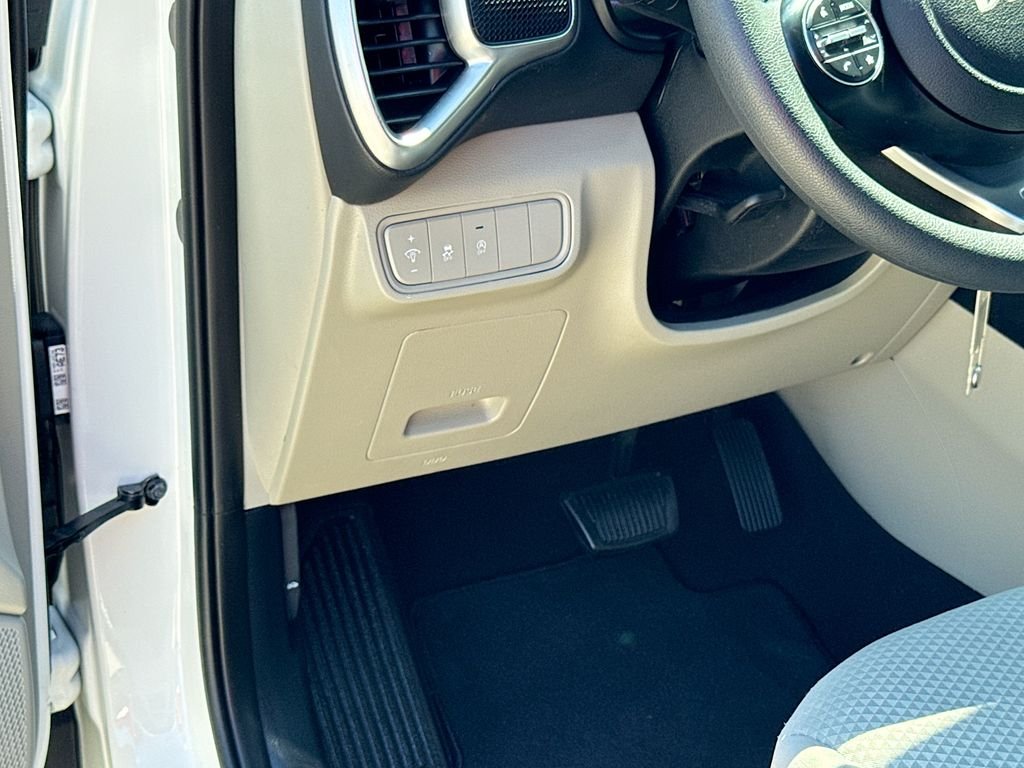 Used 2025 Snow White Pearl Kia LX image 17