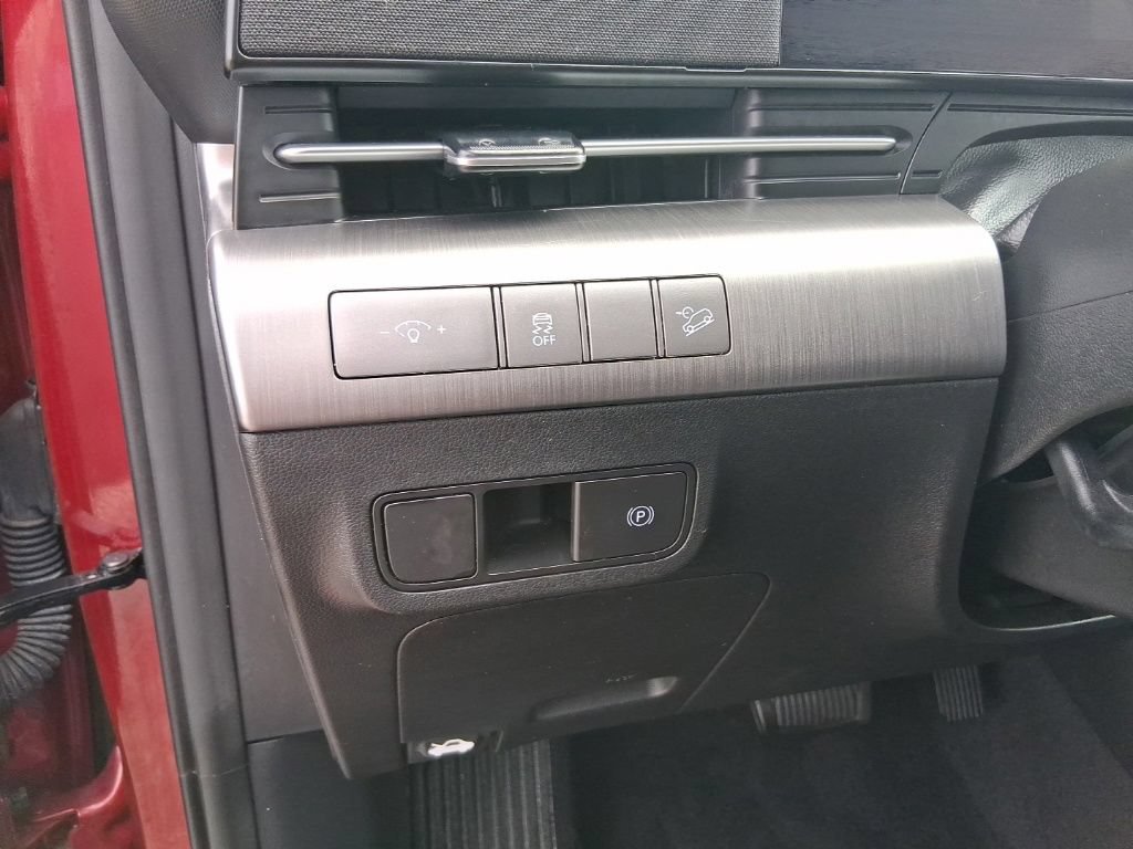 Used 2025  Hyundai SEL image 14