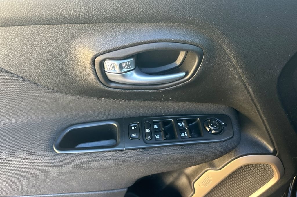 Used 2016 Black Jeep Latitude image 12