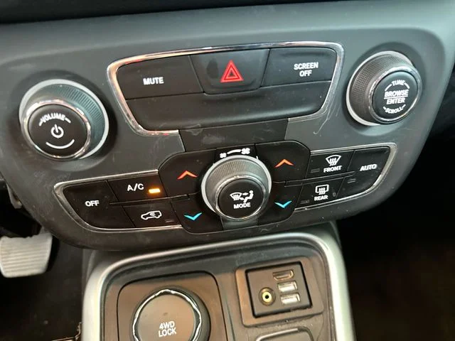 Used 2018 Silver Jeep Latitude image 18