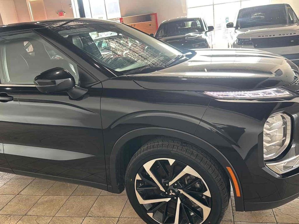 Used 2024 Black Mitsubishi SE Black Edition image 10