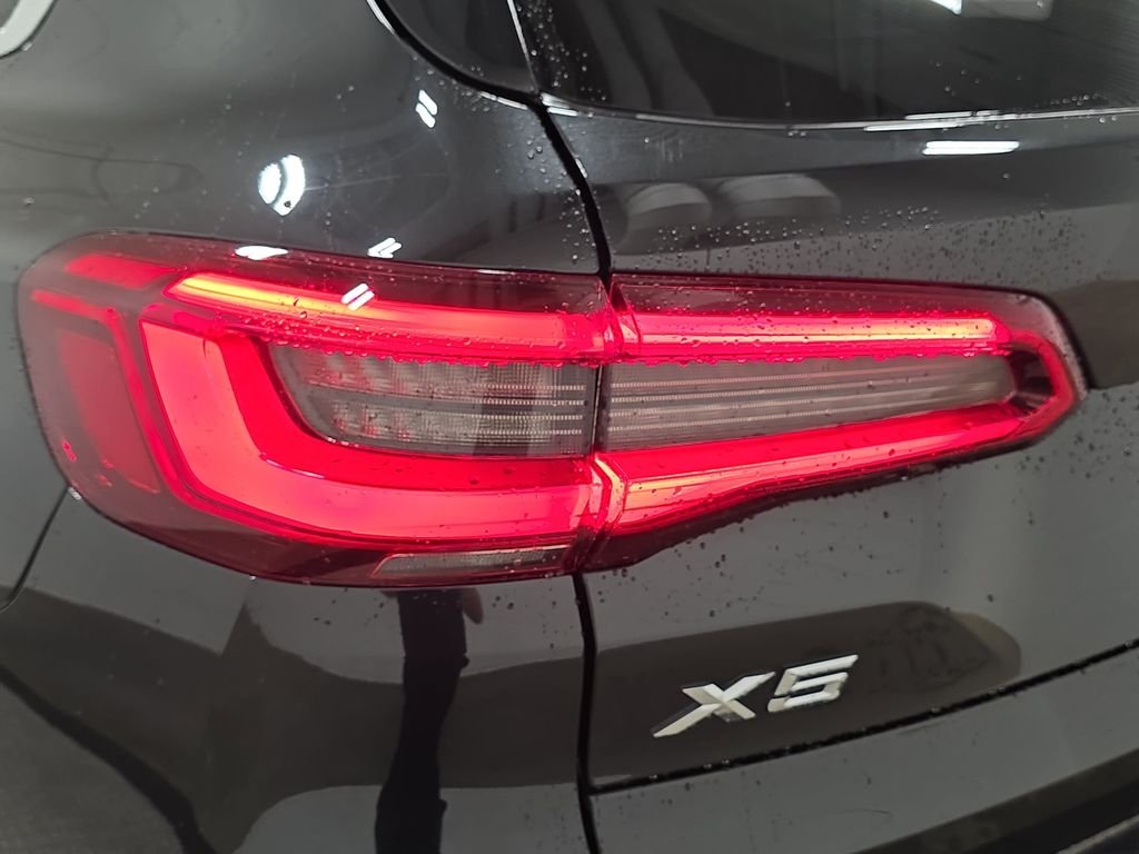 Used 2019 Black Sapphire Metallic BMW xDrive40i image 29