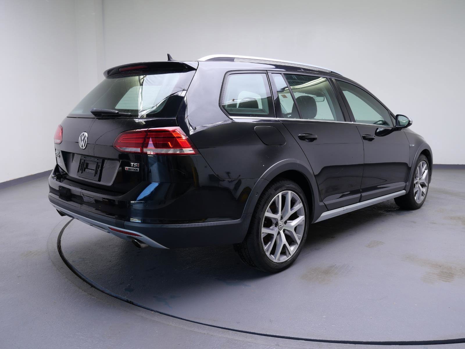 Used 2018  Volkswagen S image 5