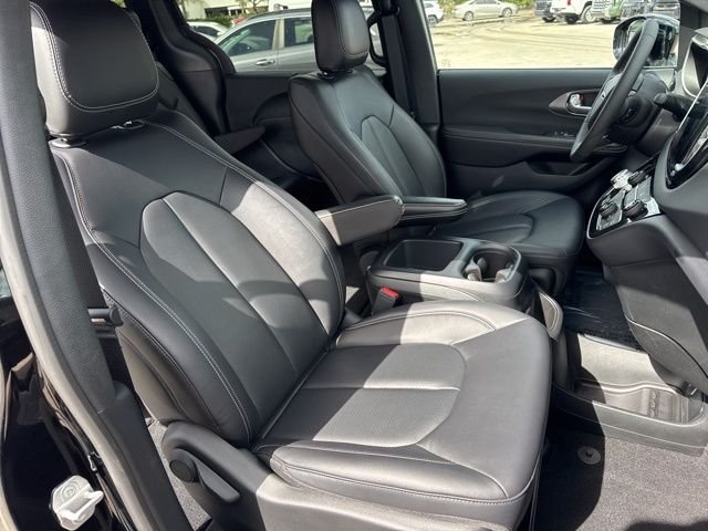 2026 Chrysler Pacifica Select - Photo 18