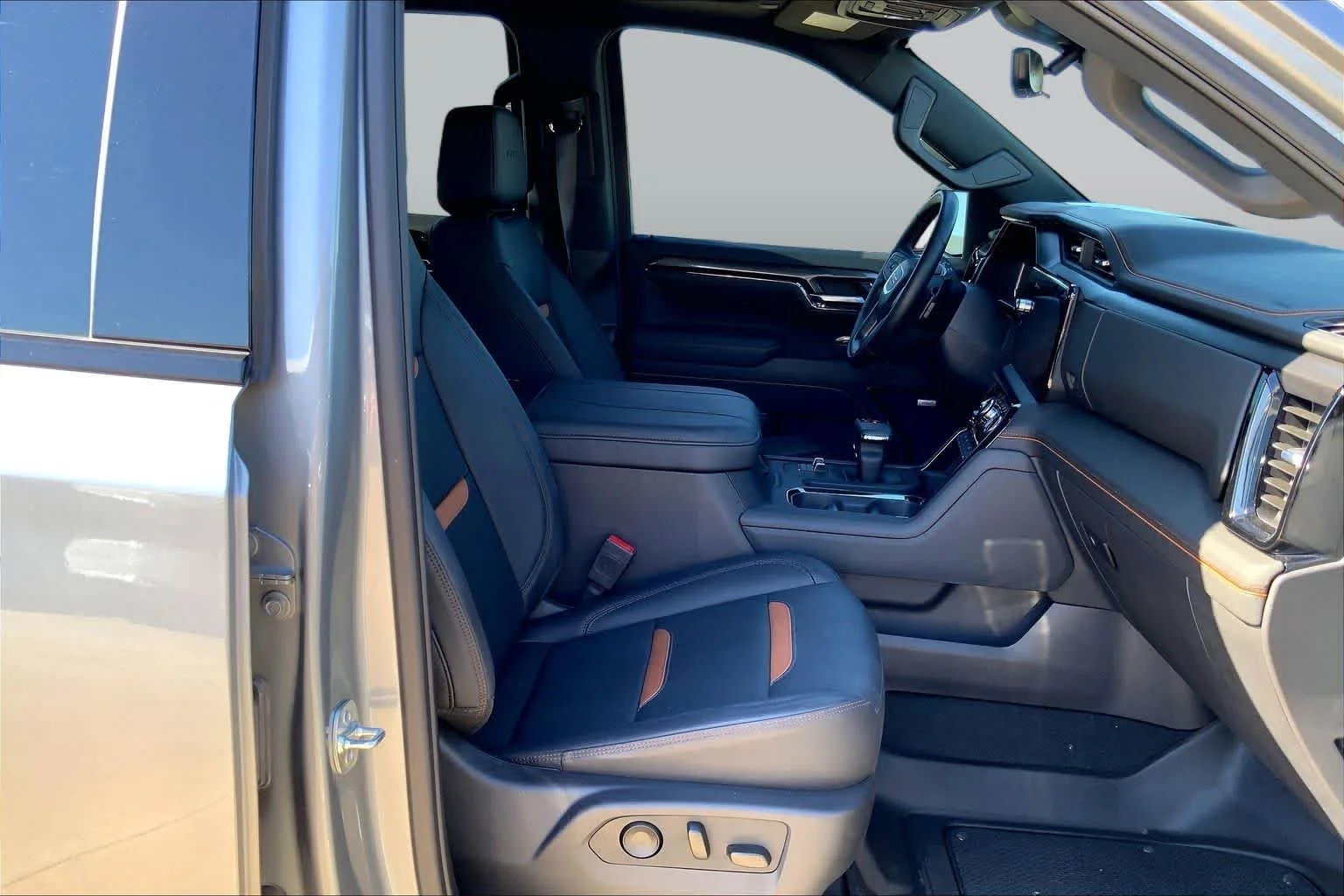Used 2025 Sterling Metallic GMC AT4 image 9