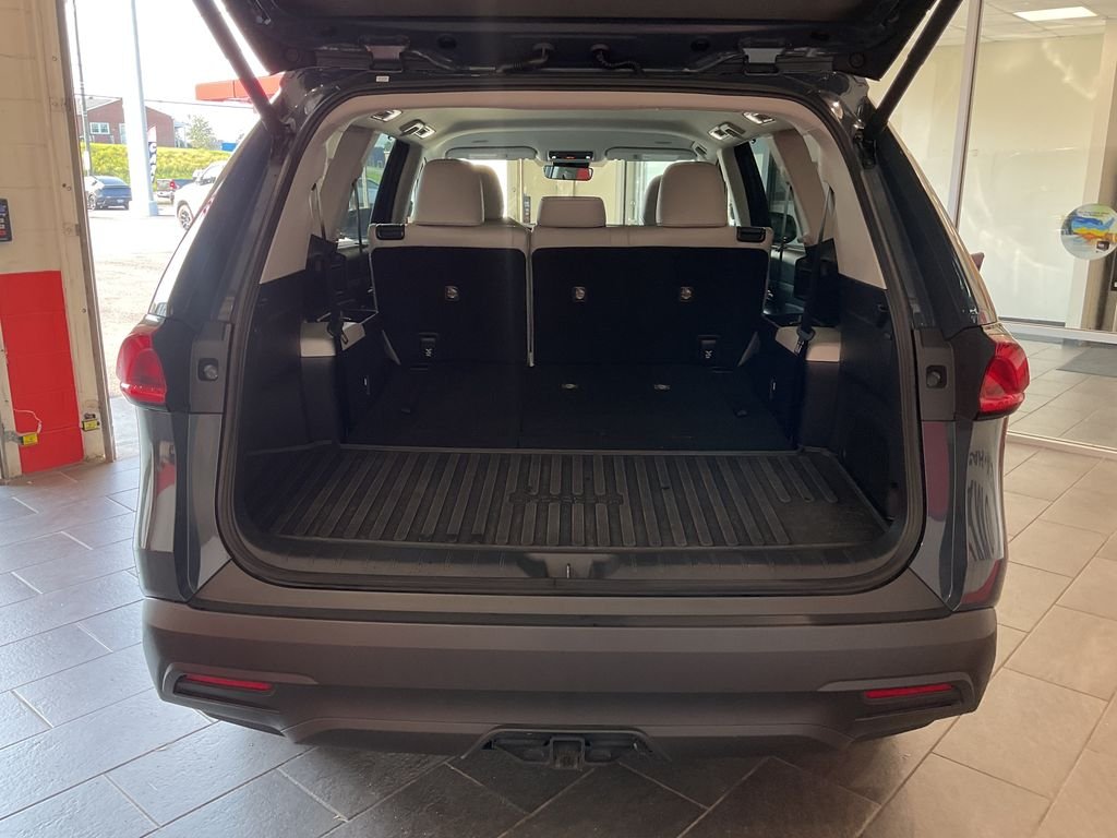 Used 2025 White Toyota XLE image 10