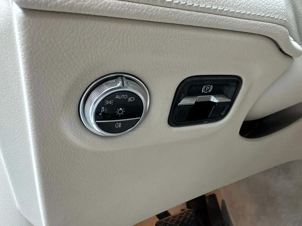 Used 2023 White Mercedes-Benz 450 image 52