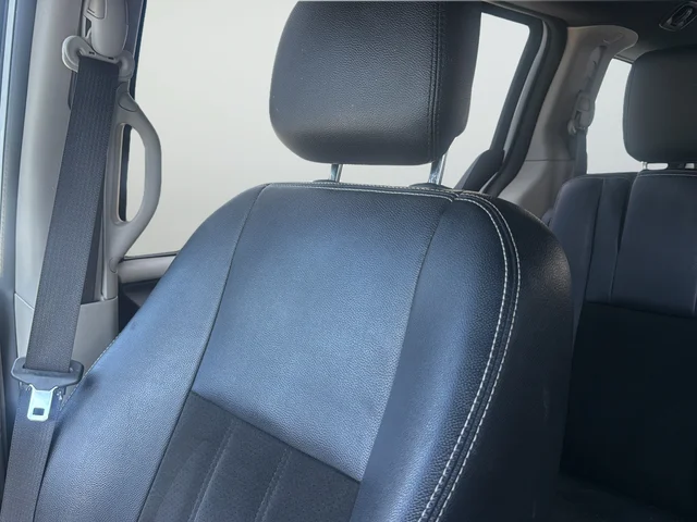Used 2019 White Dodge SXT image 35