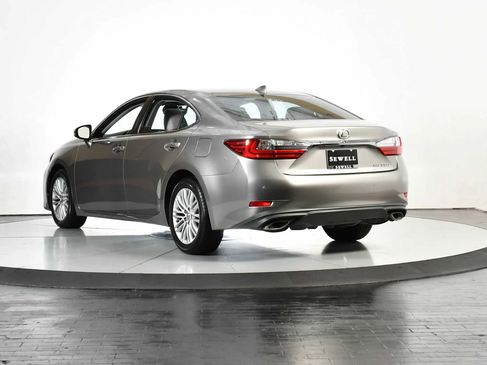 Used 2017 Atomic Silver Lexus  image 4