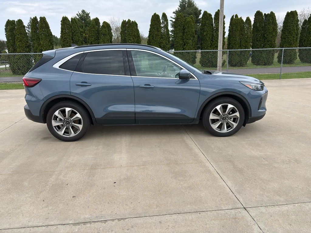 Used 2025 Vapor Blue Metallic Ford Platinum image 3