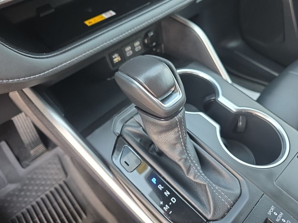 Used 2025  Toyota XLE image 22