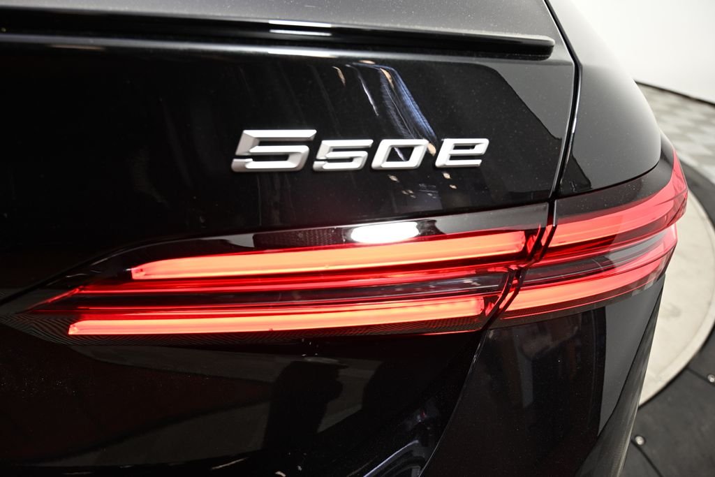 New 2027 Black Sapphire Metallic BMW 550e xDrive image 11