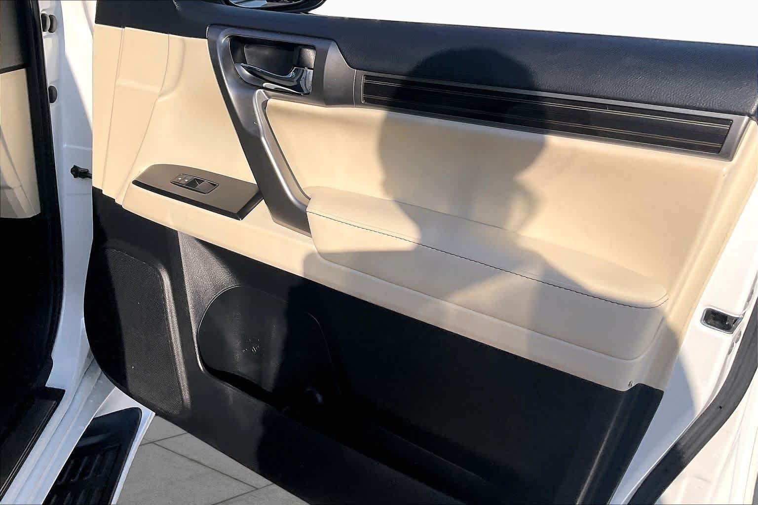 Used 2022 Starfire Pearl Lexus Luxury image 23