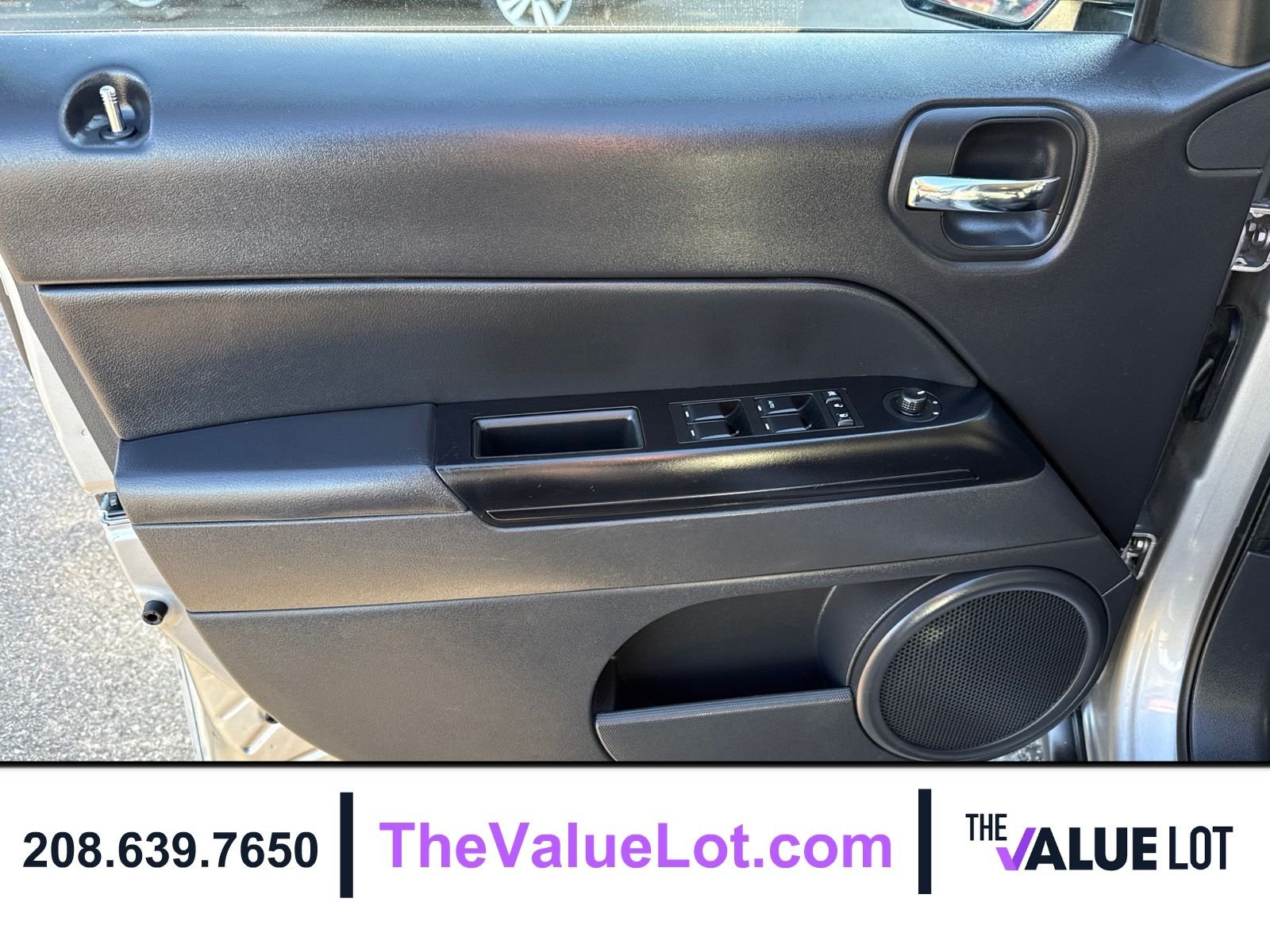 Used 2016 Silver Jeep Sport image 17