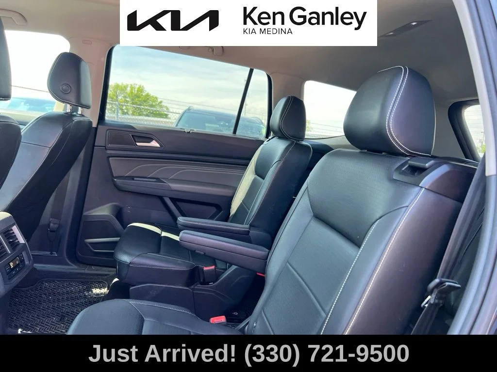Used 2021 Black Volkswagen 3.6L V6 SE w/Technology R-Line image 10