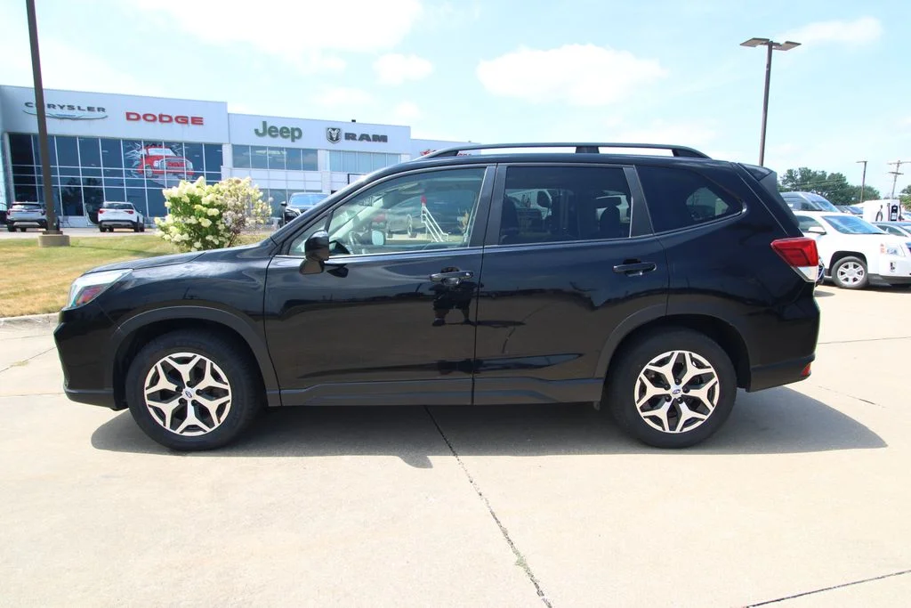 Used 2021  Subaru Premium image 16