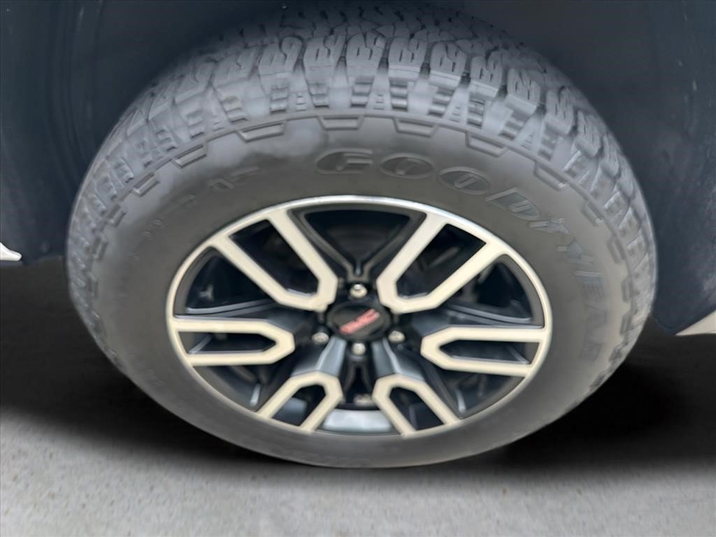 Used 2022 White Frost Tricoat GMC AT4 image 30