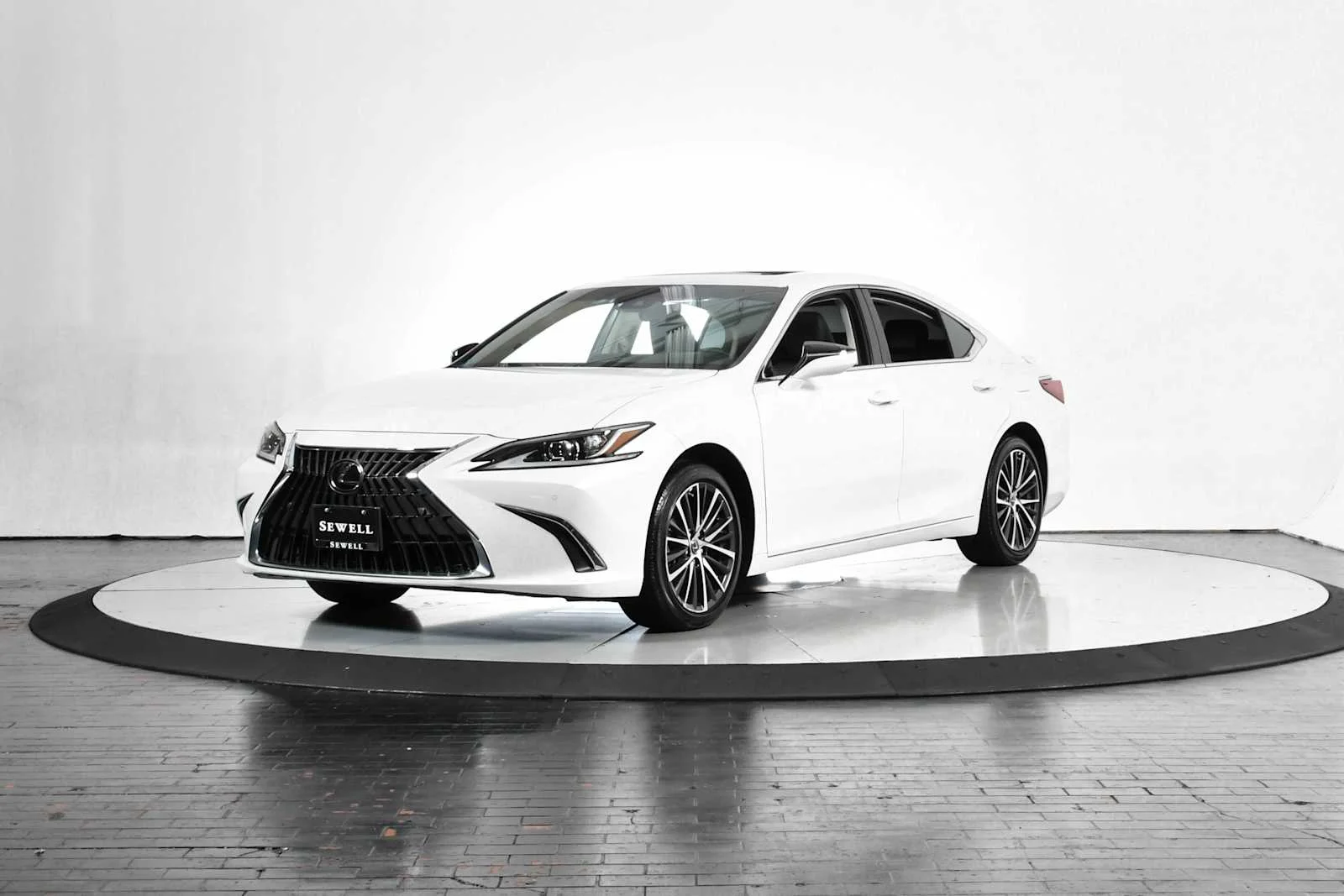 2025 Lexus ES 300h 300h's photo