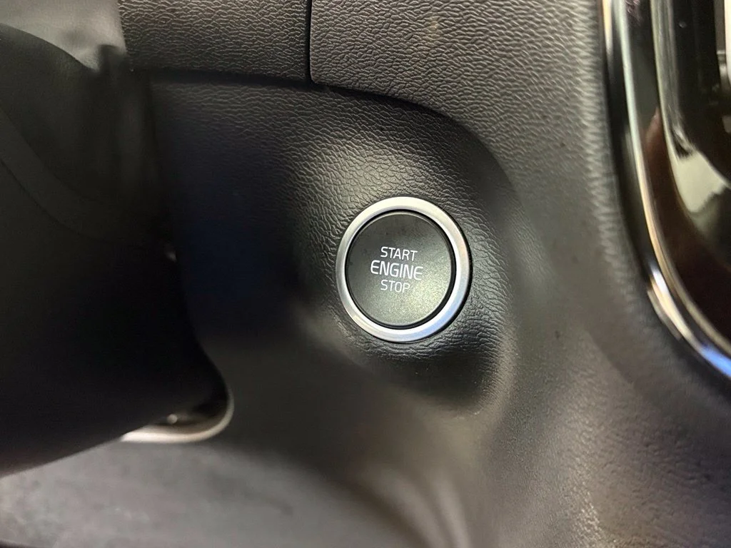 Used 2020 White Volvo T5 Inscription image 23