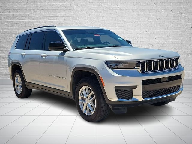 Used 2025 Silver Jeep Laredo image 6