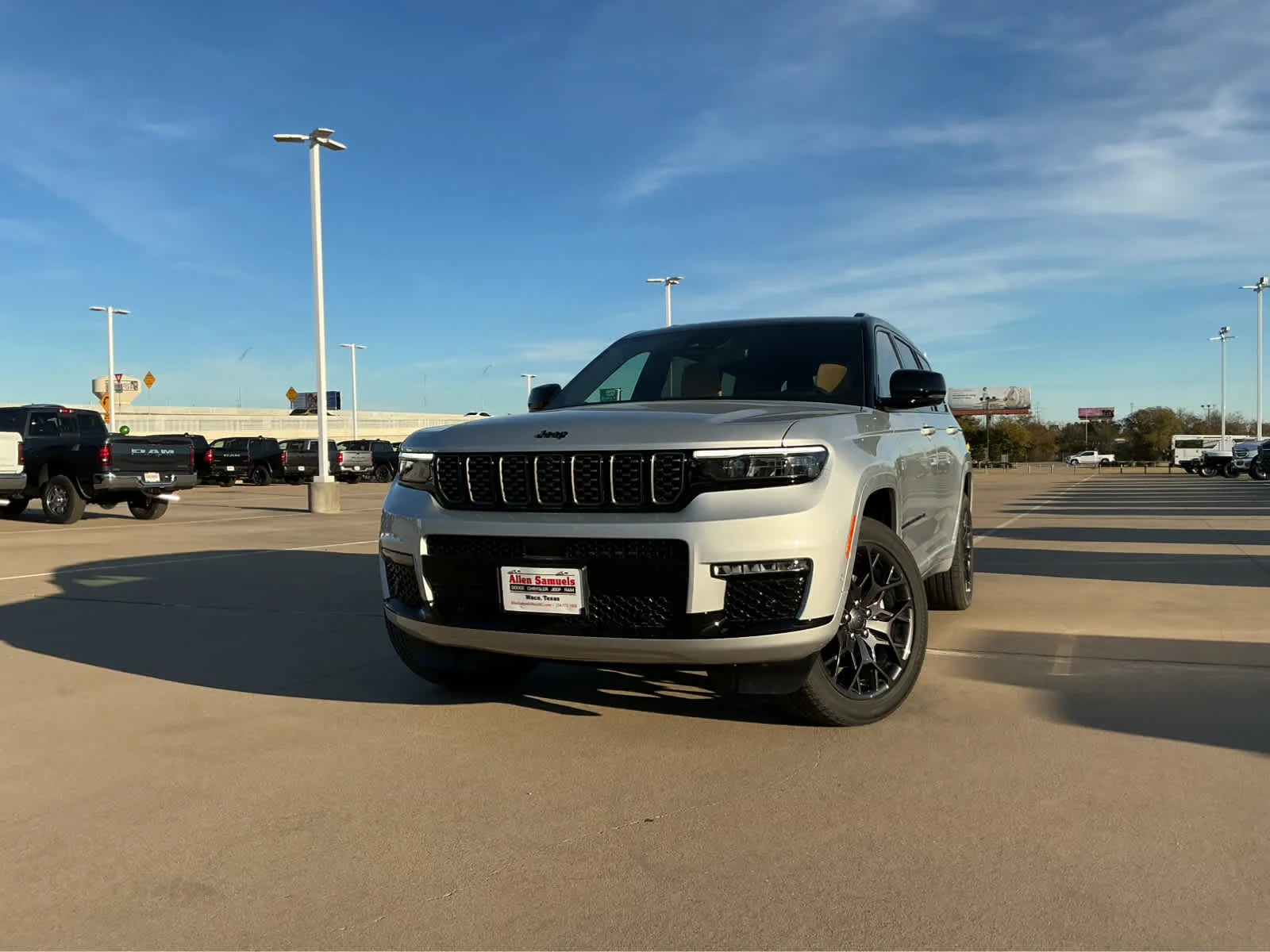 New 2025 Silver Zynith Exterior Paint Jeep Summit Reserve image 2