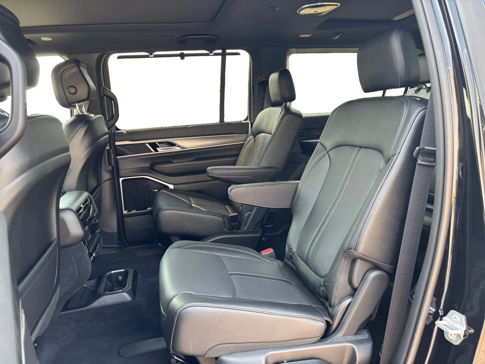 New 2026 HIGH GLOSS BLACK Jeep Limited Reserve image 16