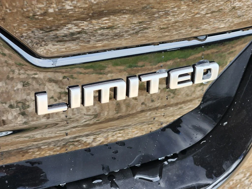 New 2026 Diamond Black Crystal Pearl-Coat Exterior Paint Jeep Limited image 8