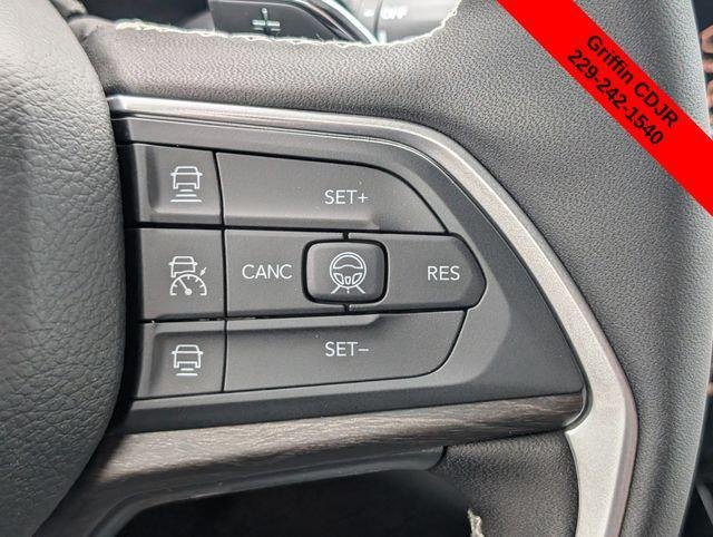New 2026 Diamond Black Crystal Pearl-Coat Exterior Paint Jeep Laredo image 26