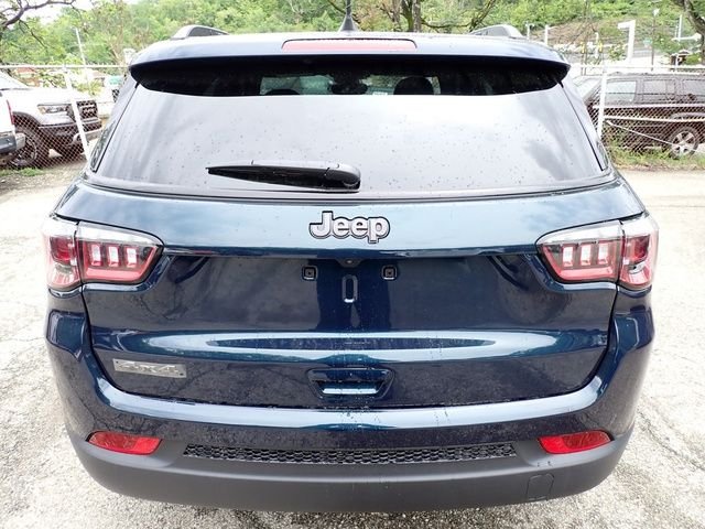 New 2026 Fathom Blue Pearl-Coat Exterior Paint Jeep Latitude image 4
