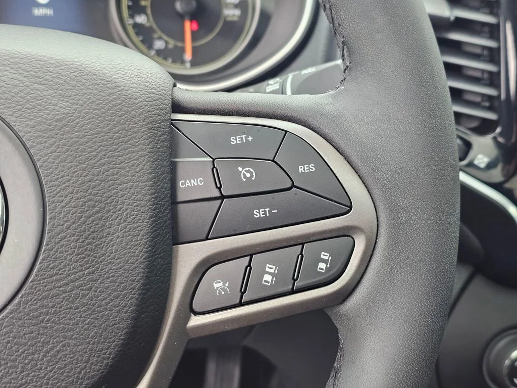 Used 2022  Jeep Limited image 26
