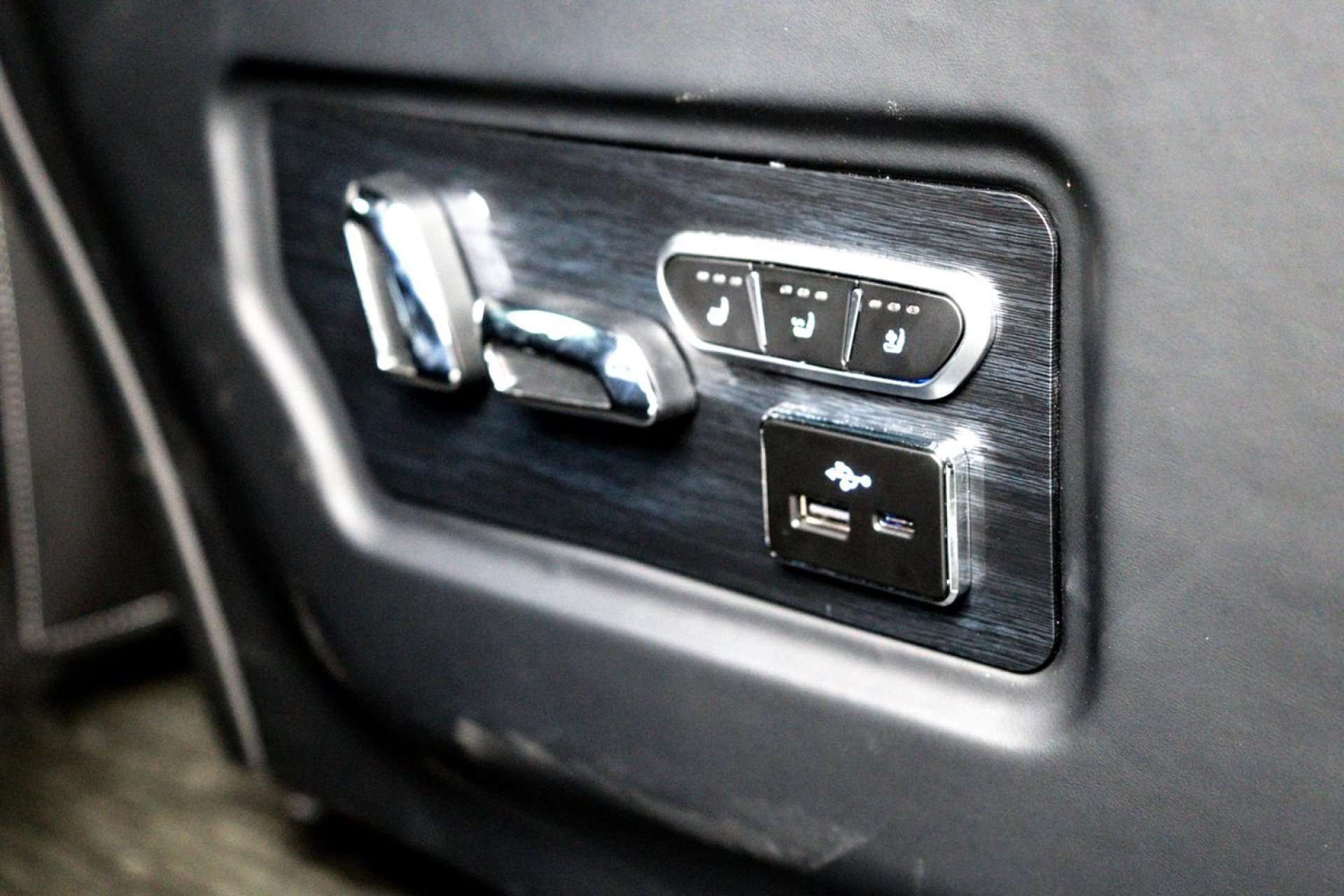 New 2025 high-tech silver metallic Mercedes-Benz Passenger 144 WB image 31