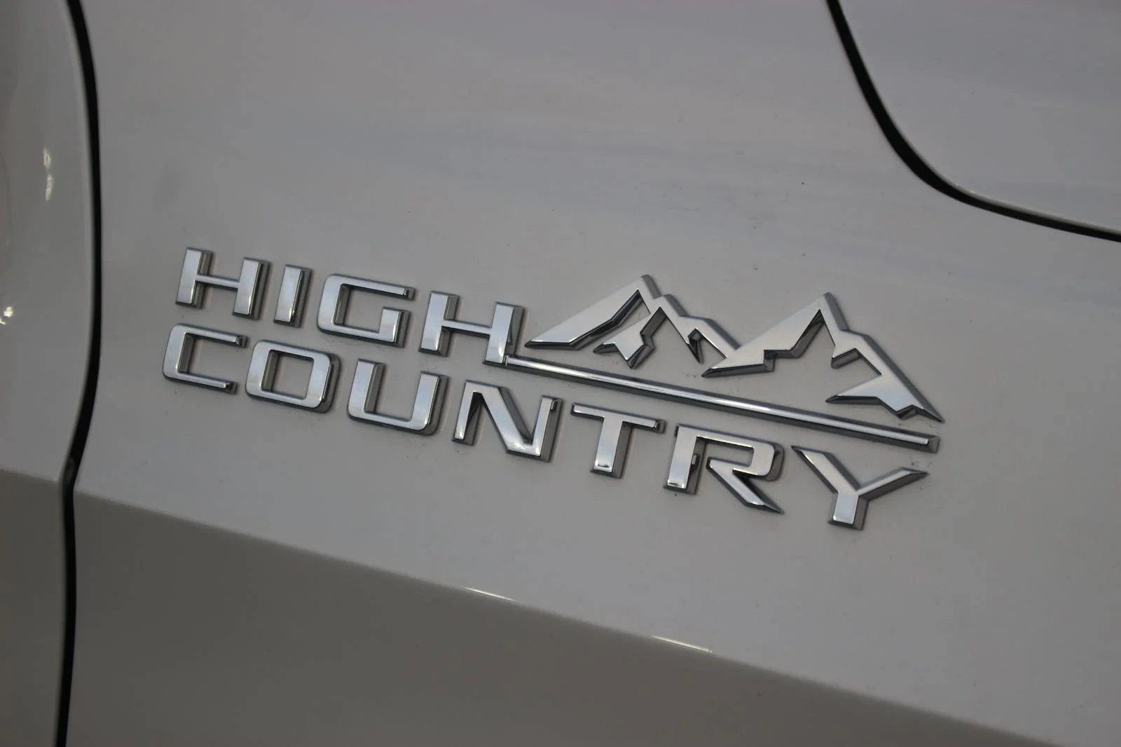 Used 2024 Iridescent Pearl Tricoat Chevrolet High Country image 10