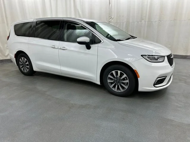 Used 2023 White Chrysler Touring L image 1