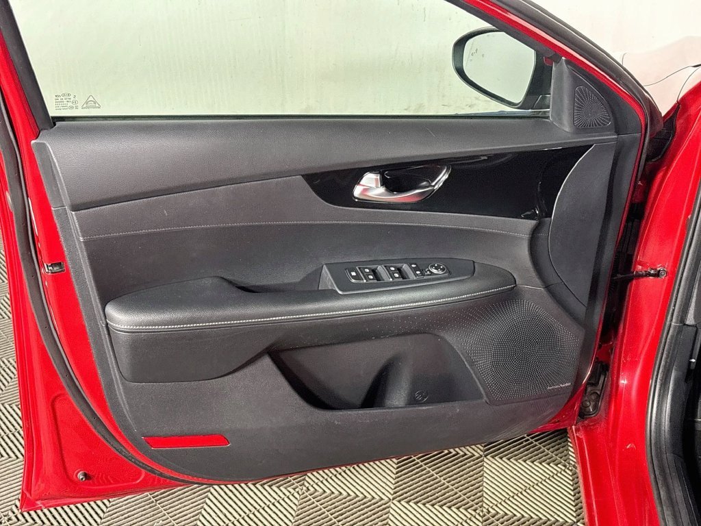 Used 2021 Currant Red Kia EX image 10