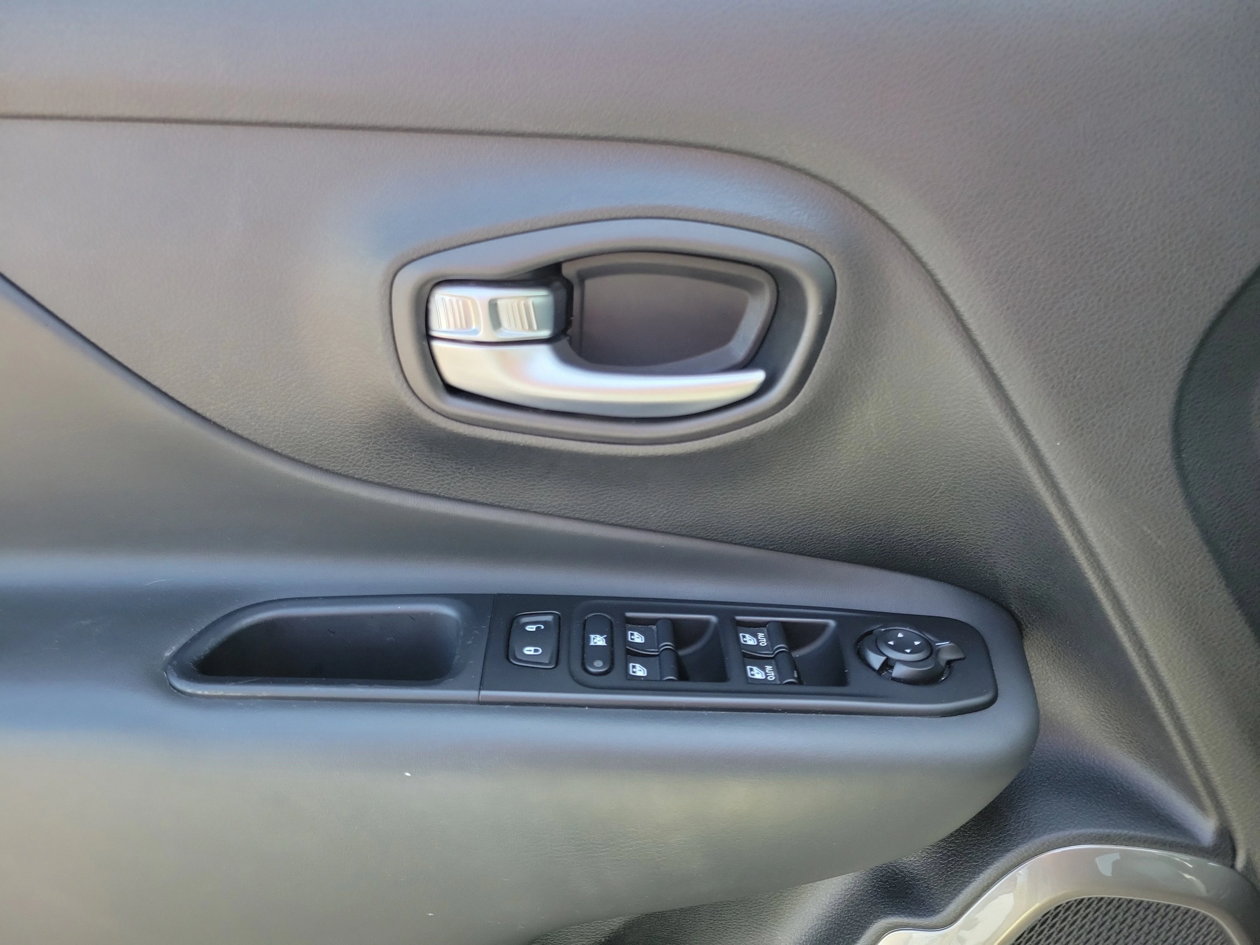 Used 2021 Alpine White Clear Coat Jeep Limited image 17