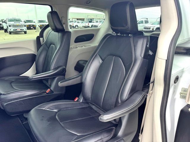 Used 2024 White Chrysler Select image 17