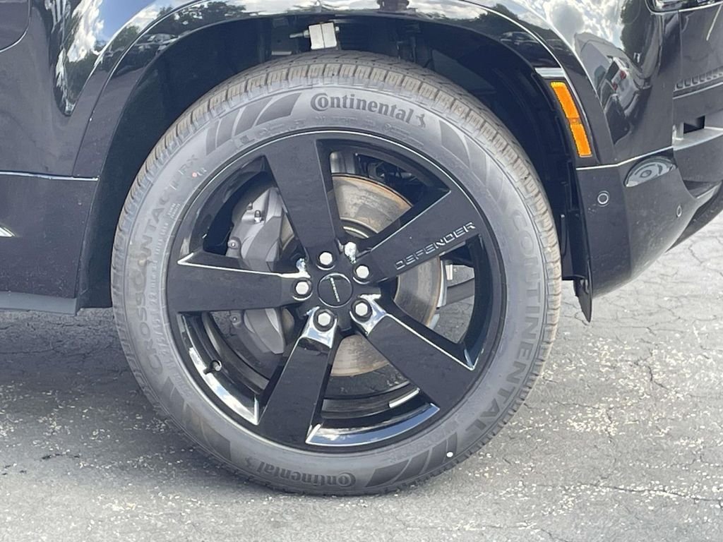 New 2026 Santorini Black Land Rover X-Dynamic SE image 5