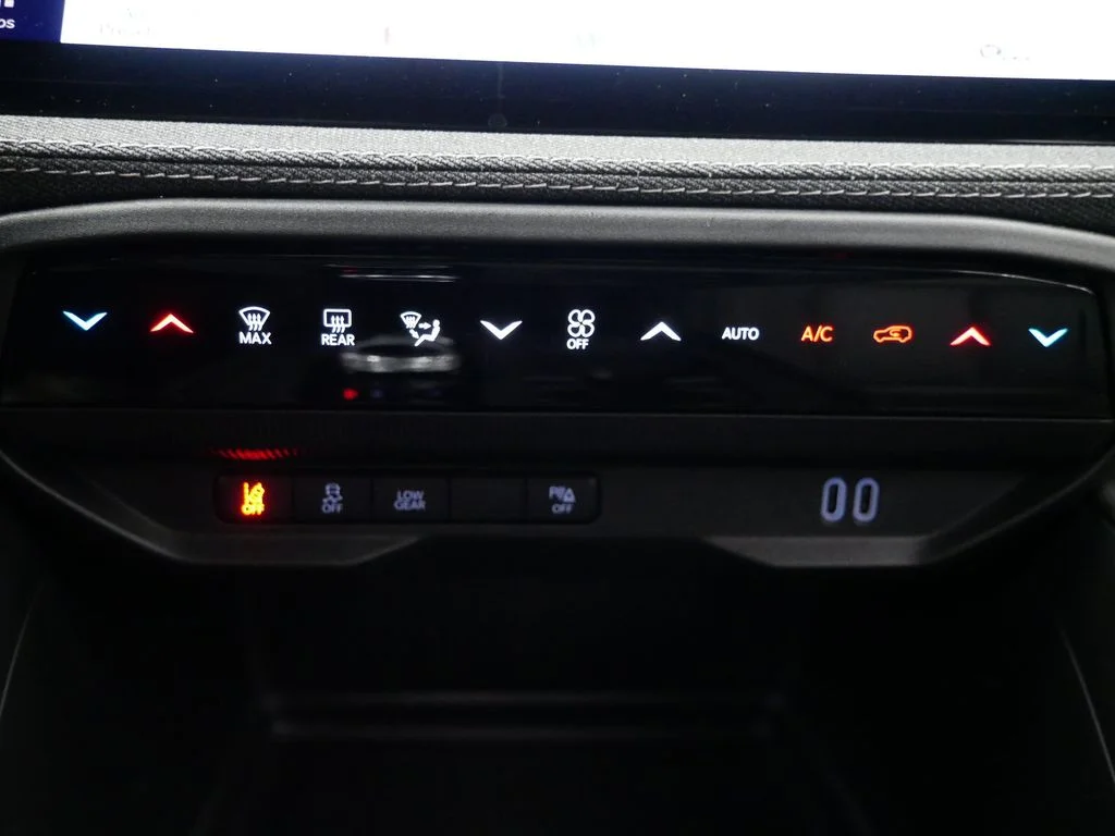 New 2026 Diamond Black Crystal Pearlcoat Jeep Laredo image 25