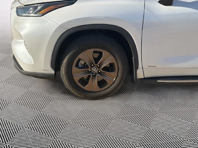 Used 2023 Beige Toyota Bronze Edition image 9