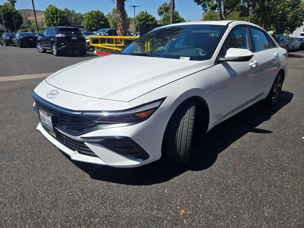 Used 2025 White Hyundai Limited image 5