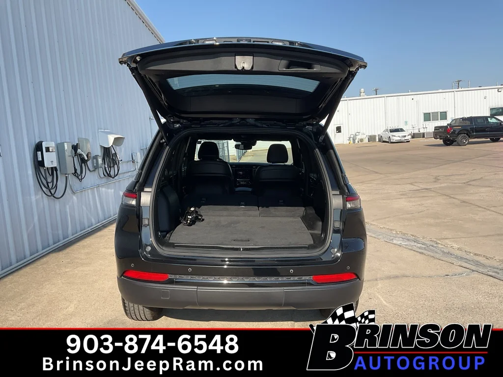 Used 2024 Diamond Black Crystal Pearlcoat Jeep Altitude image 11