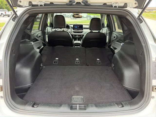 Used 2024 White Jeep Latitude image 40